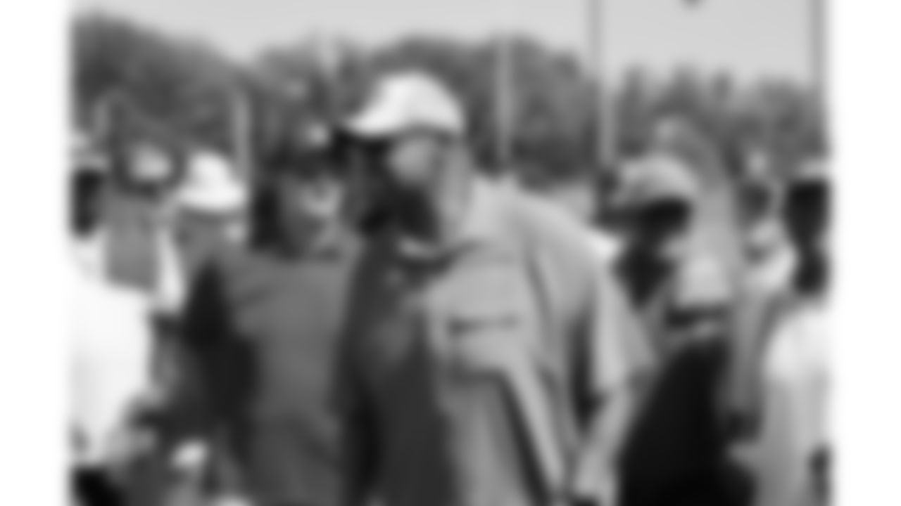 Former Chiefs player Ricky Siglar from the Kansas City Ambassadors and Legends group speaks to players after day 6 of training camp practice on Monday, July 28, 2025.