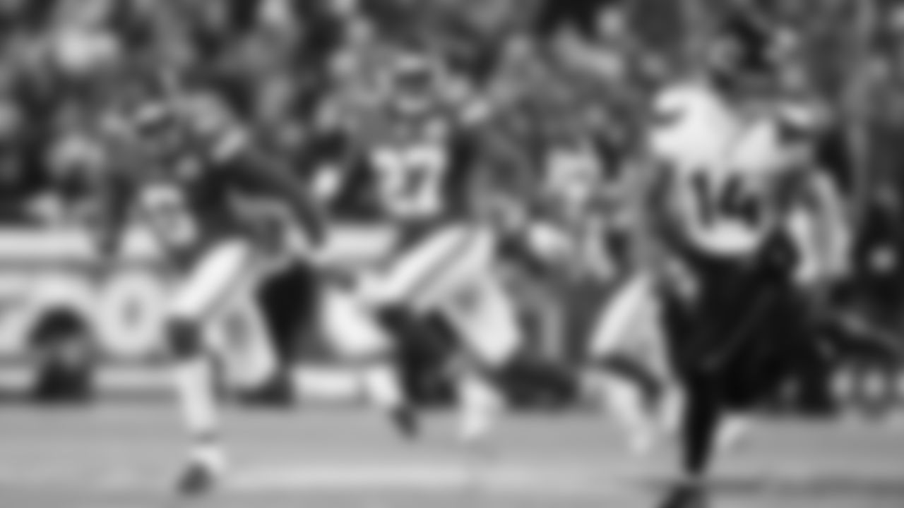 Kansas City Chiefs safety Bryan Cook (6) in action during a week 14 NFL football game against the Houston Texans, Sunday, December 7, 2025 in Kansas City, MO.