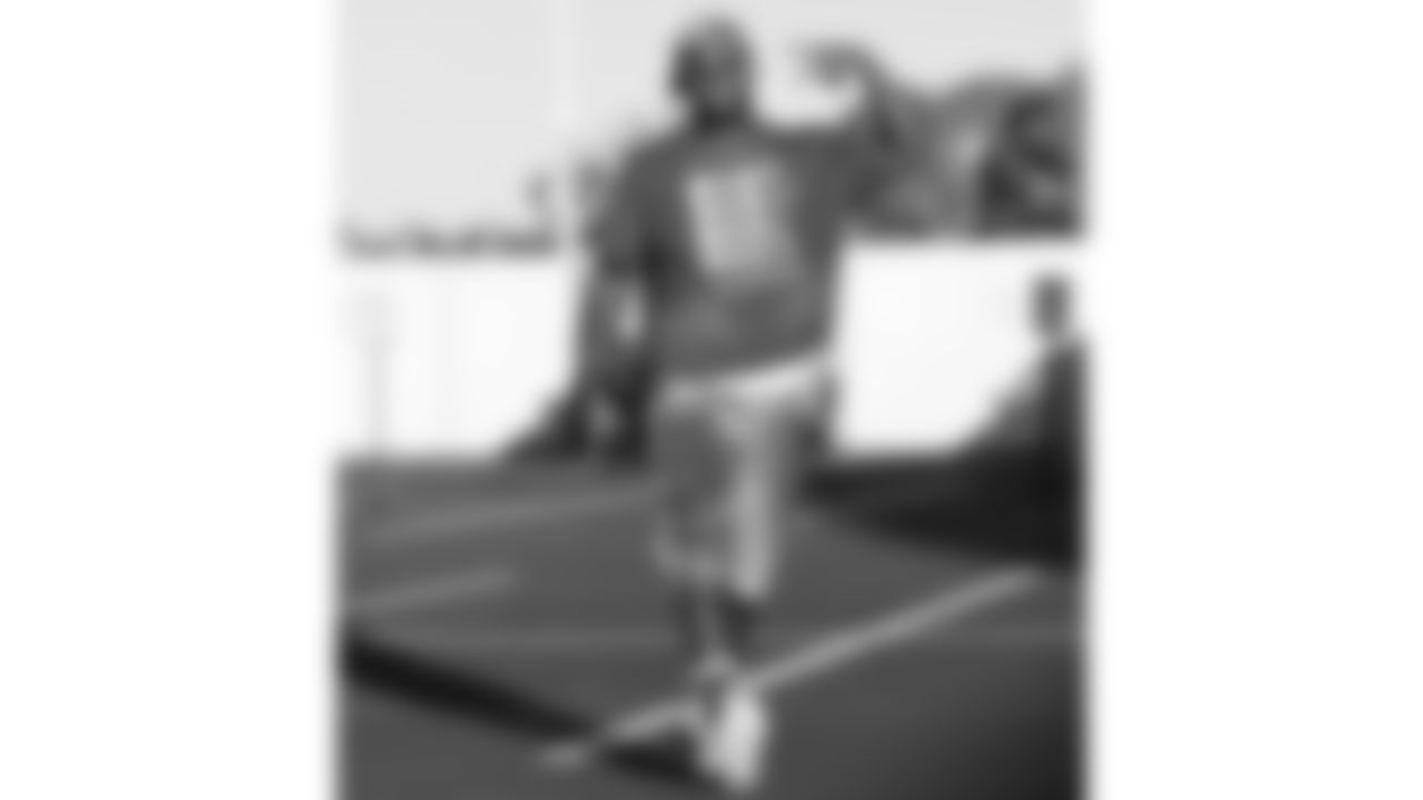 Kansas City Chiefs wide receiver JuJu Smith-Schuster (9) arrives prior to a week 7 NFL Football game against the Las Vegas Raiders on Sunday, October 19, 2025 in Kansas City, MO.