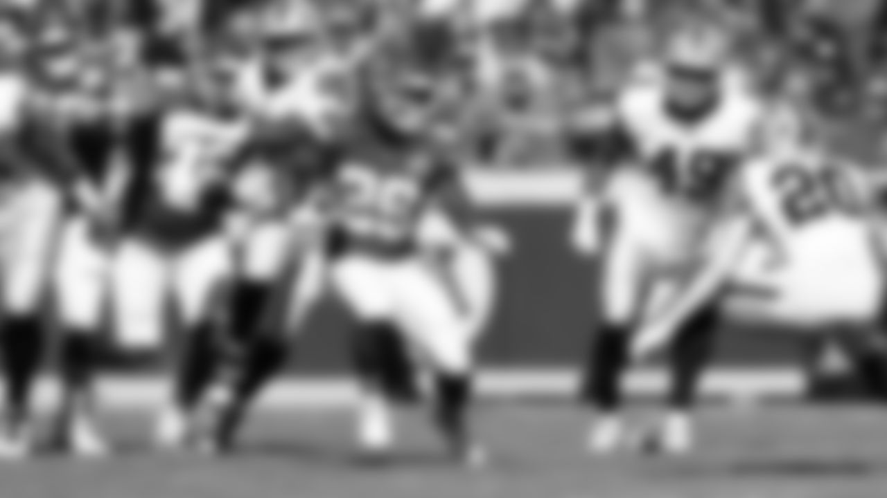 Kansas City Chiefs running back Kareem Hunt (29) runs the ball during a week 7 NFL Football game against the Las Vegas Raiders on Sunday, October 19, 2025 in Kansas City, MO.