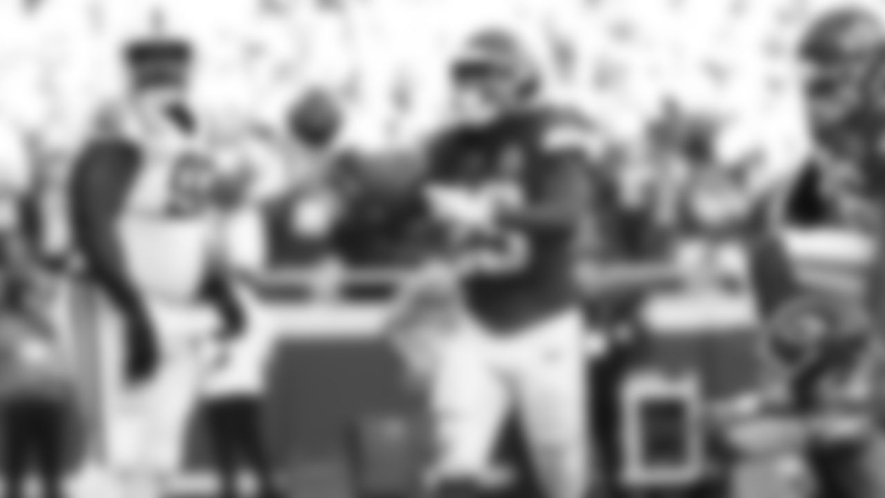 Kansas City Chiefs running back Kareem Hunt (29) celebrates his touchdown during a week 12 NFL Football game against the Indianapolis Colts on Sunday, November 23, 2025 in Kansas City, MO