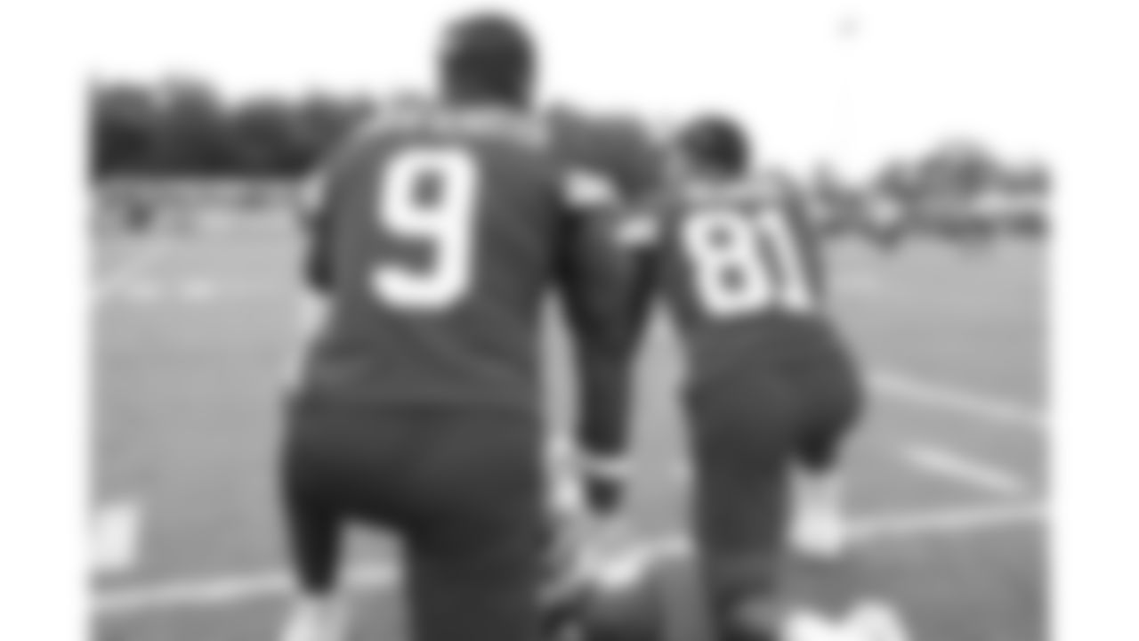 Kansas City Chiefs wide receivers JuJu Smith-Schuster (9) and Nikko Remigio (81) kneel during day 11 of training camp practice on Sunday, August 3, 2025.