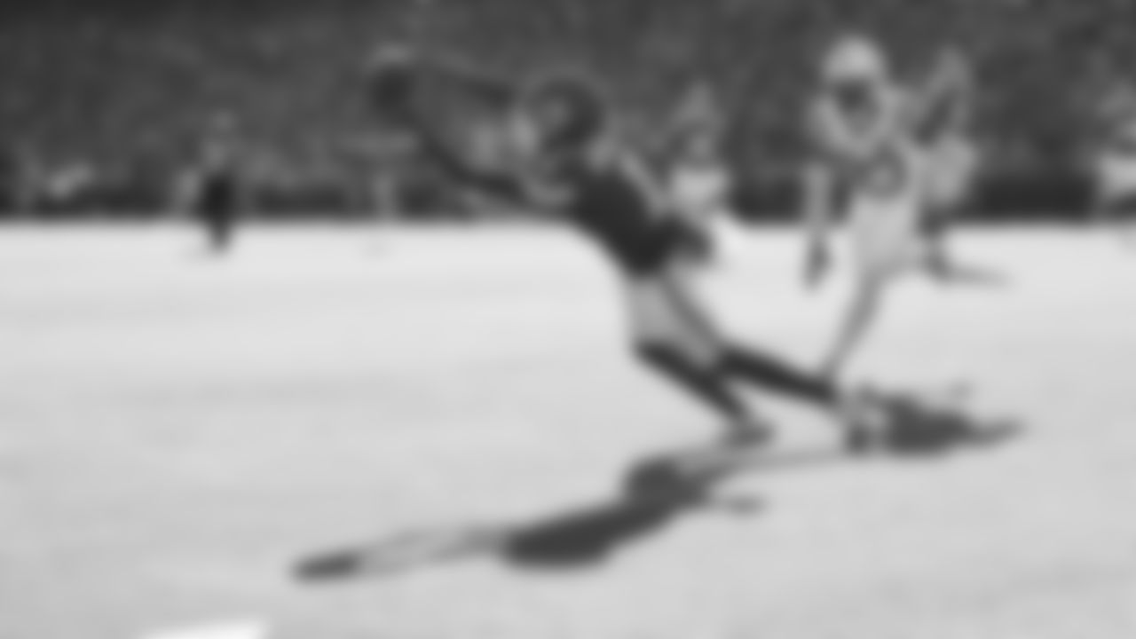 Kansas City Chiefs wide receiver Xavier Worthy (1) catches a pass during a week 12 NFL Football game against the Indianapolis Colts on Sunday, November 23, 2025 in Kansas City, MO