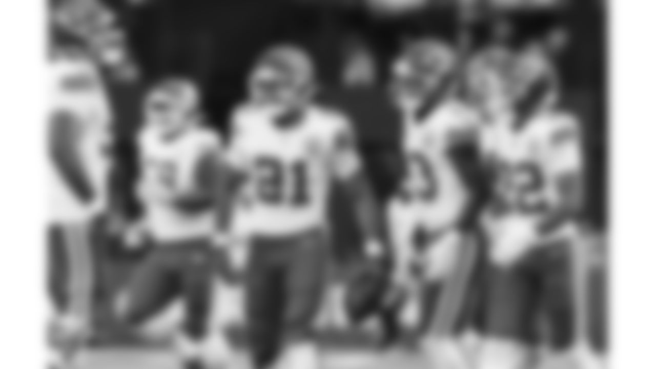 Kansas City Chiefs defensive back Jaden Hicks (21) celebrates his interception with safety Nazeeh Johnson (13) and cornerback Trent McDuffie (22) during a preseason week 1 NFL football game against the Arizona Cardinals, Saturday, August 9, 2025 in Glendale, AZ.