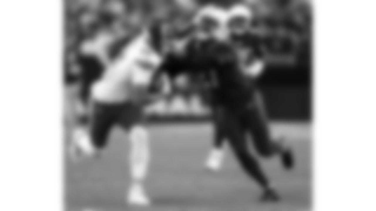 Kansas City Chiefs tight end Jared Wiley (12) evades a tackle by Arizona Cardinals linebacker Akeem Davis-Gaither (27) during a preseason week 1 NFL football game, Saturday, August 9, 2025 in Glendale, AZ.