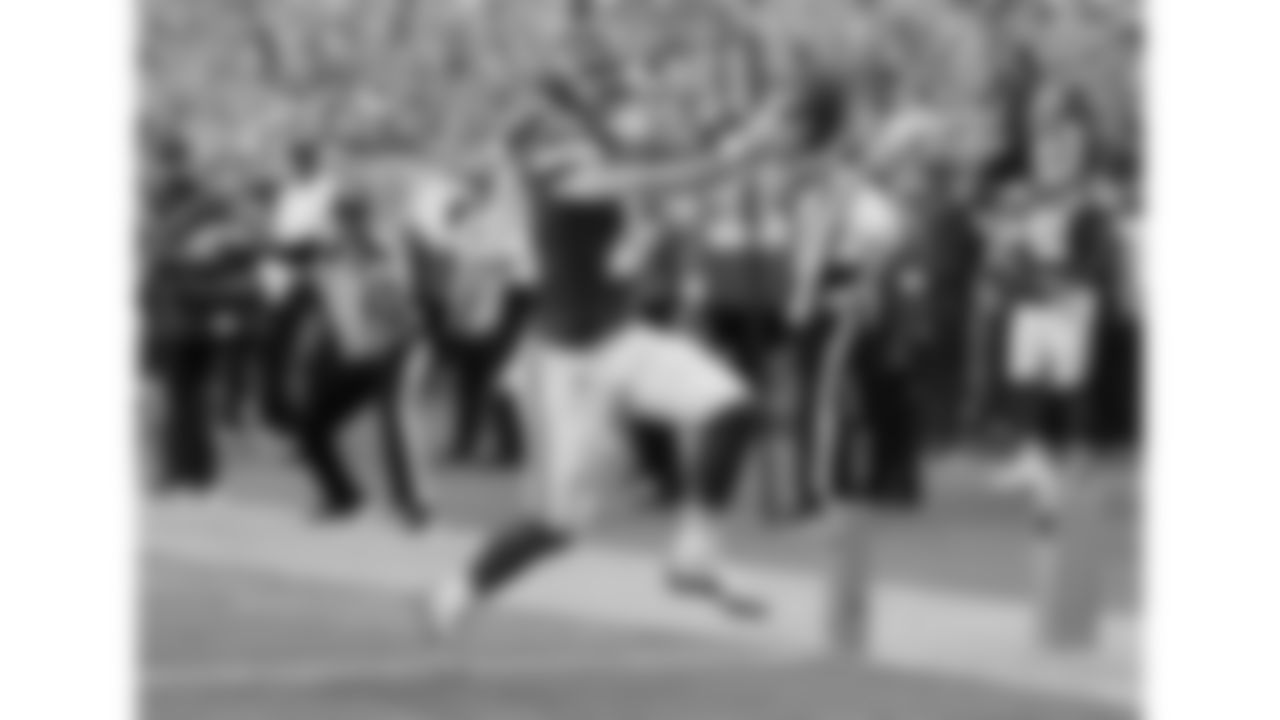 Kansas City Chiefs running back Isiah Pacheco (10) runs the ball to the end zone during the week 4 NFL football game against the Baltimore Ravens, Sunday, September 28, 2025 in Kansas City, MO.