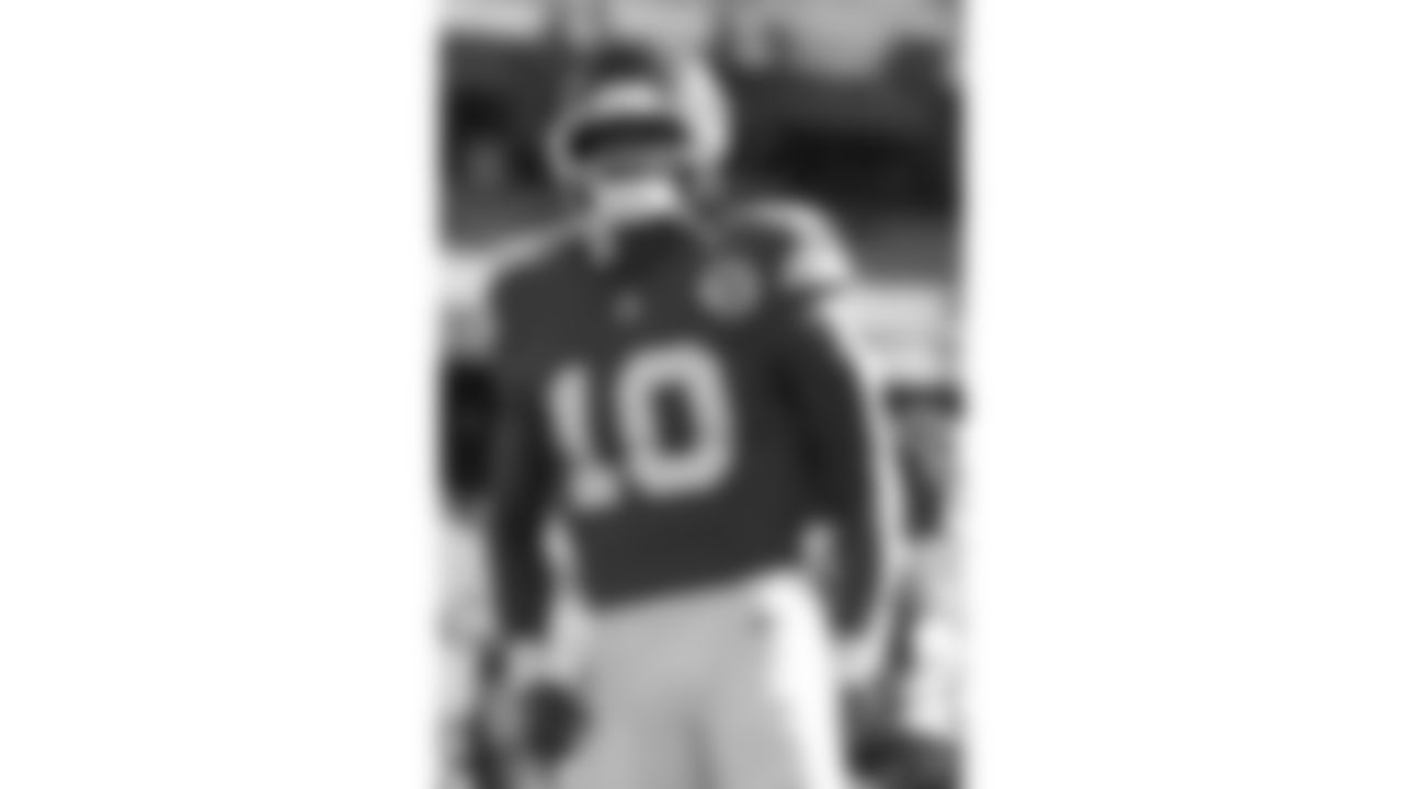 Kansas City Chiefs running back Isiah Pacheco (10) yells during warm ups prior to a week 7 NFL football game against the Las Vegas Raiders, Sunday, October 19, 2025 in Kansas City, MO.