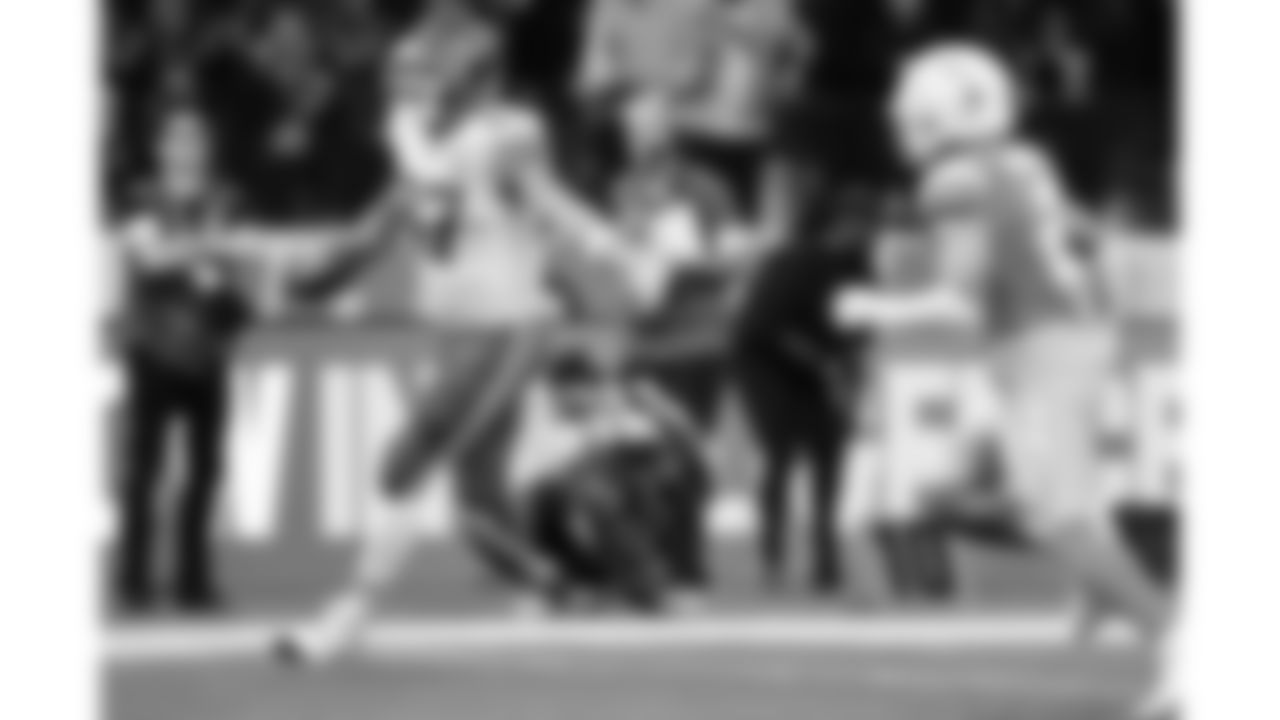 Kansas City Chiefs tight end Travis Kelce (87) runs the ball into the end zone for a touchdown during a week 1 NFL football game against the Los Angeles Chargers at Arena Corinthians in São Paulo, Brazil on September 5, 2025.