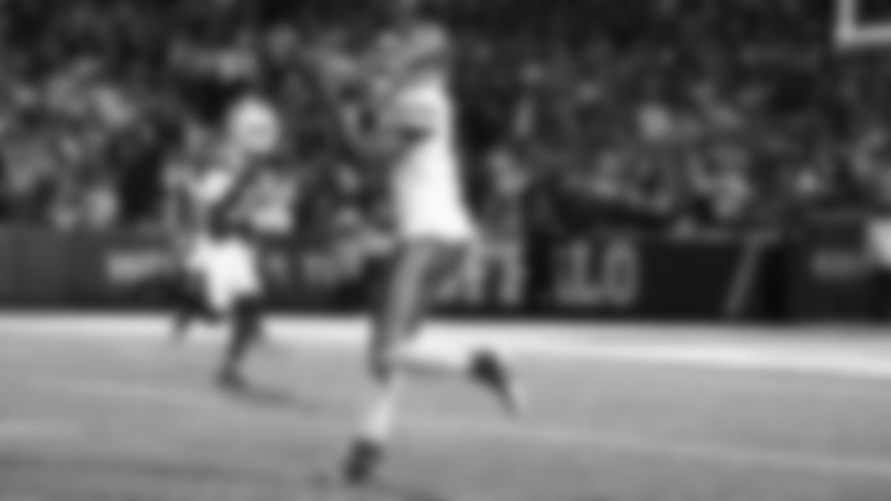 Kansas City Chiefs wide receiver Hollywood Brown (5) catches a pass during a week 9 NFL football game against the Buffalo Bills, Sunday, November 2, 2025 in Buffalo, NY