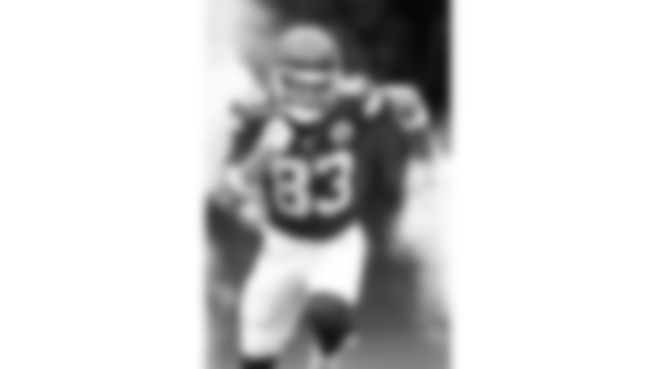 Kansas City Chiefs tight end Noah Gray (83) runs out of the tunnel prior to the week 2 NFL football game against the Philadelphia Eagles, Sunday, September 14, 2025 in Kansas City, MO.