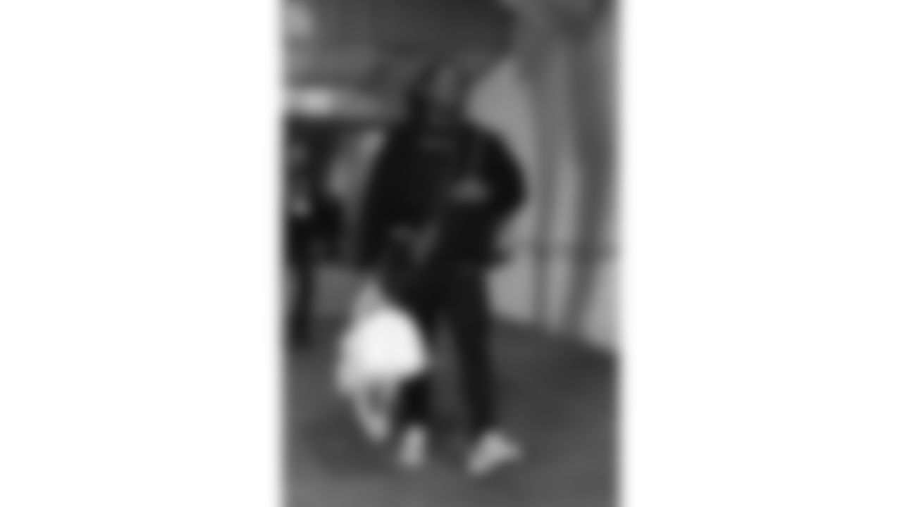 Kansas City Chiefs running back Kareem Hunt (29) arrives at Nissan Stadium prior to a week 16 NFL Football game against the Tennessee Titans on Sunday, December 21, 2025 in Nashville, Tennessee.