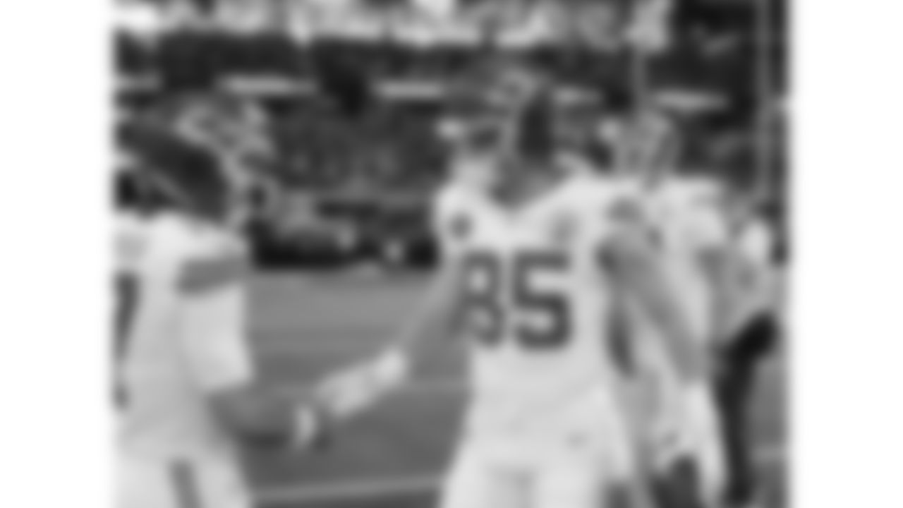 Kansas City Chiefs tight end Robert Tonyan (85) shakes hands with quarterback Gardner Minshew (17) on the field prior to a week 13 NFL Football game against the Dallas Cowboys on Thursday, November 27, 2025 in Dallas, Texas.