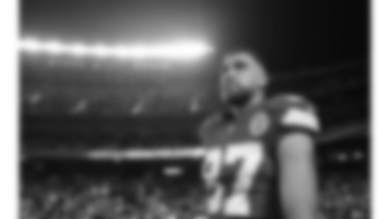 Kansas City Chiefs tight end Travis Kelce (87) on the field prior to a week 8 NFL Football game against the Washington Commanders on Monday, October 27, 2025 in Kansas City, MO.