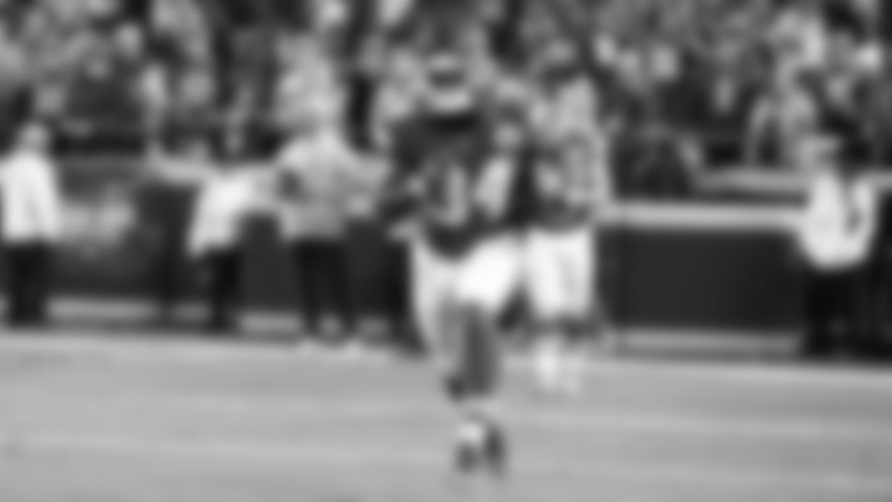 Kansas City Chiefs running back Samaje Perine (34) running with the ball prior to the Week 14 NFL game against the Los Angeles Chargers on Sunday, December 8, 2024.