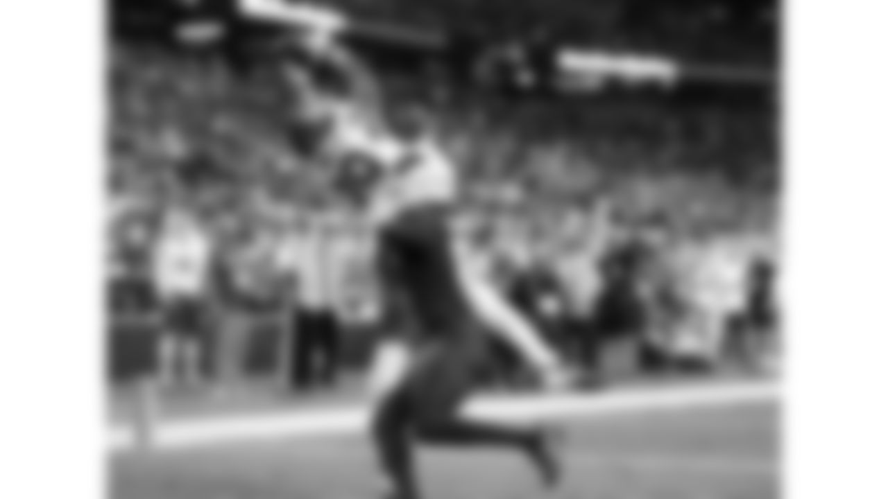 Kansas City Chiefs wide receiver Jason Brownlee (89) catches a touchdown pass over Arizona Cardinals cornerback Max Melton (16) during a preseason week 1 NFL football game, Saturday, August 9, 2025 in Glendale, AZ.