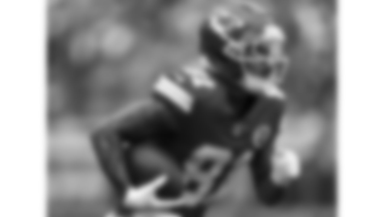 Kansas City Chiefs wide receiver Nikko Remigio (81) runs with the ball during the week 2 NFL football game against the Philadelphia Eagles, Sunday, September 14, 2025 in Kansas City, MO.