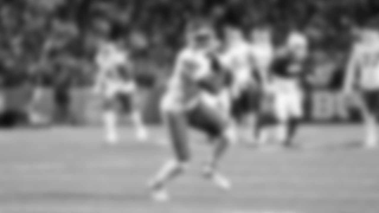 Kansas City Chiefs wide receiver Rashee Rice (4) runs the ball during a week 9 NFL football game against the Buffalo Bills, Sunday, November 2, 2025 in Buffalo, NY