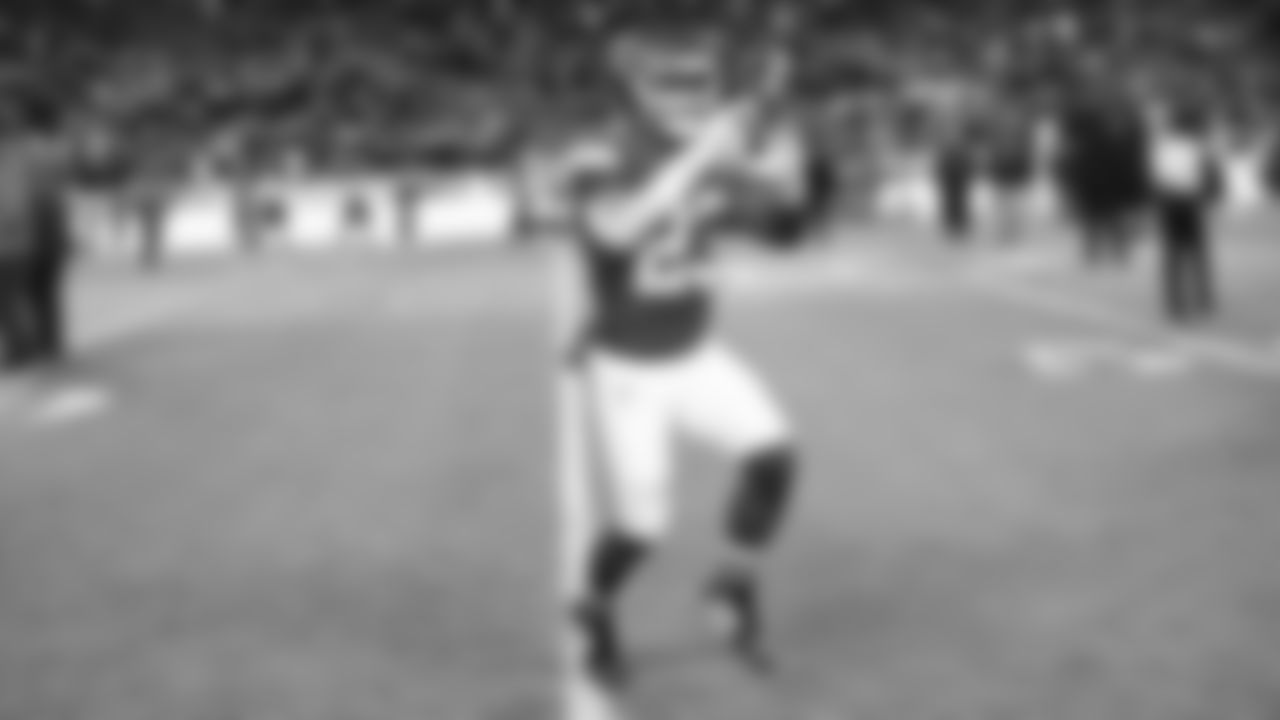 Kansas City Chiefs middle linebacker Drue Tranquill (23) warms up prior to an NFL week 14 matchup against the Houston Texans, Sunday December 7, 2025.