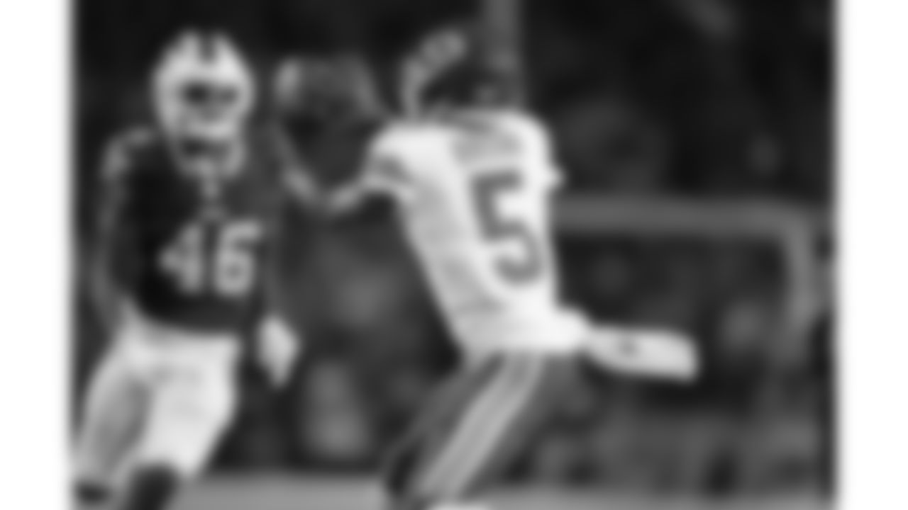 Kansas City Chiefs wide receiver Hollywood Brown (5) catches a pass during a week 9 NFL football game against the Buffalo Bills, Sunday, November 2, 2025 in Buffalo, NY