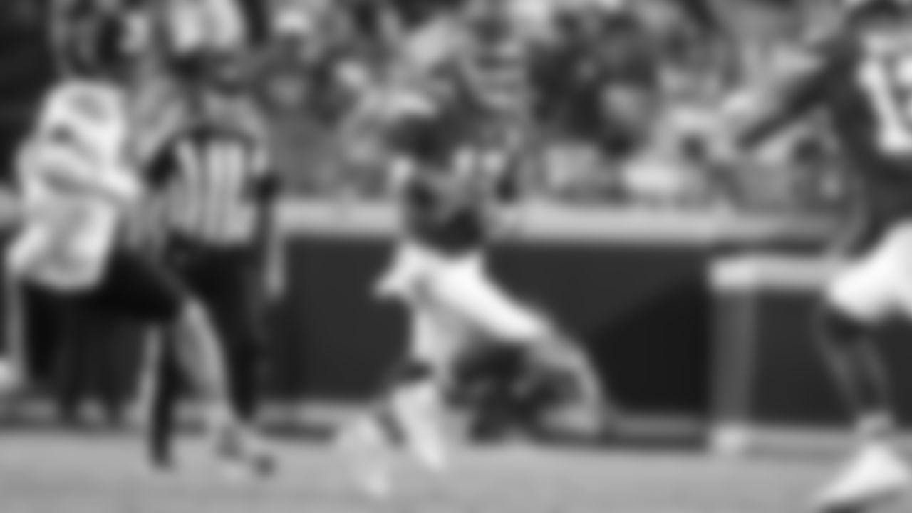 Kansas City Chiefs quarterback Gardner Minshew (17) runs with the ball during a preseason week 3 NFL football game against the Chicago Bears, Friday, August 22, 2025 in Kansas City, MO.