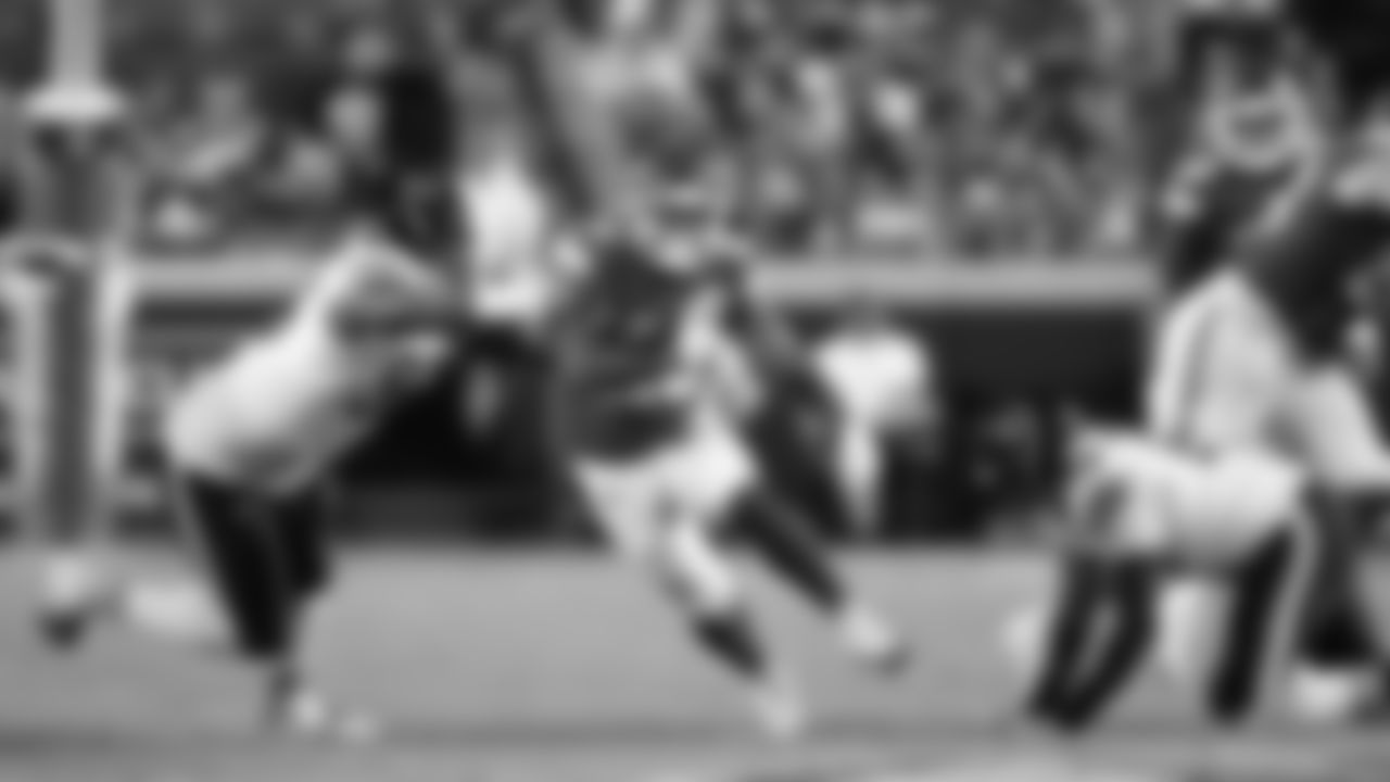 Kansas City Chiefs running back Elijah Mitchell (25) during a preseason week 3 NFL football game against the Chicago Bears, Friday, August 22, 2025 in Kansas City, MO.