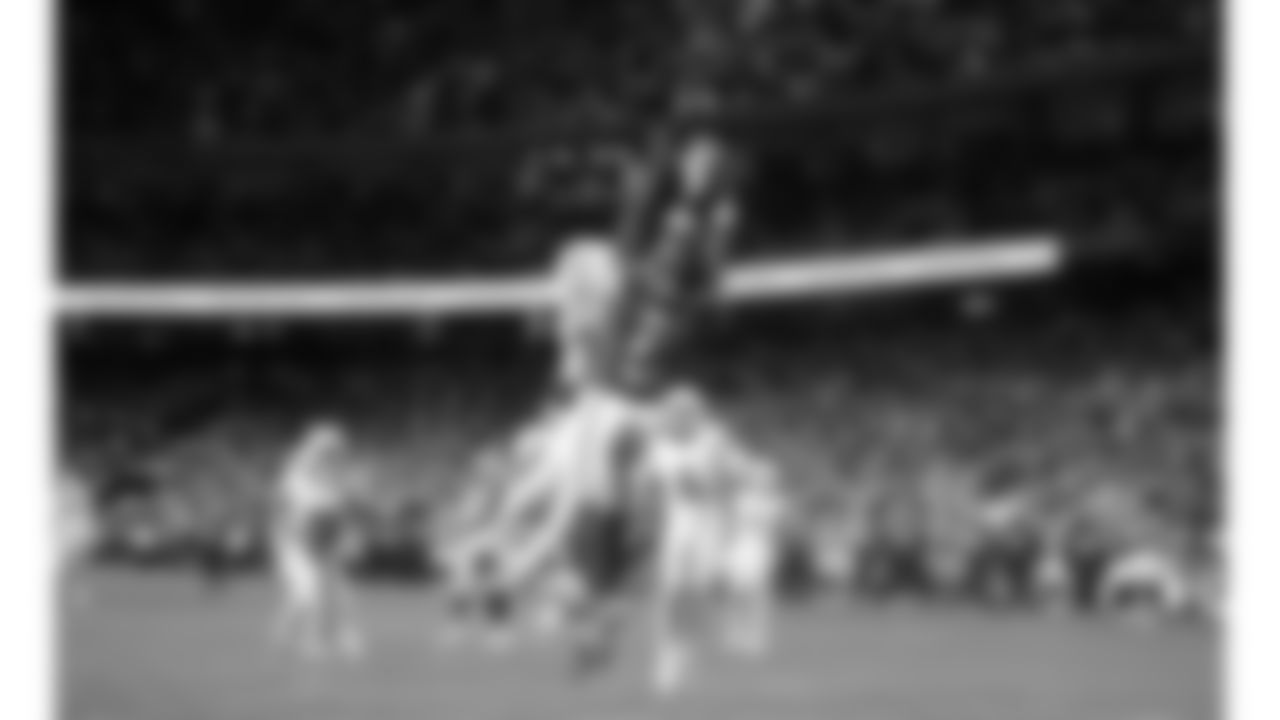 Kansas City Chiefs wide receiver Hollywood Brown (5) attempts to catch the ball during a week 17 NFL football game against the Denver Broncos, Thursday, December 25, 2025 in Kansas City, MO.