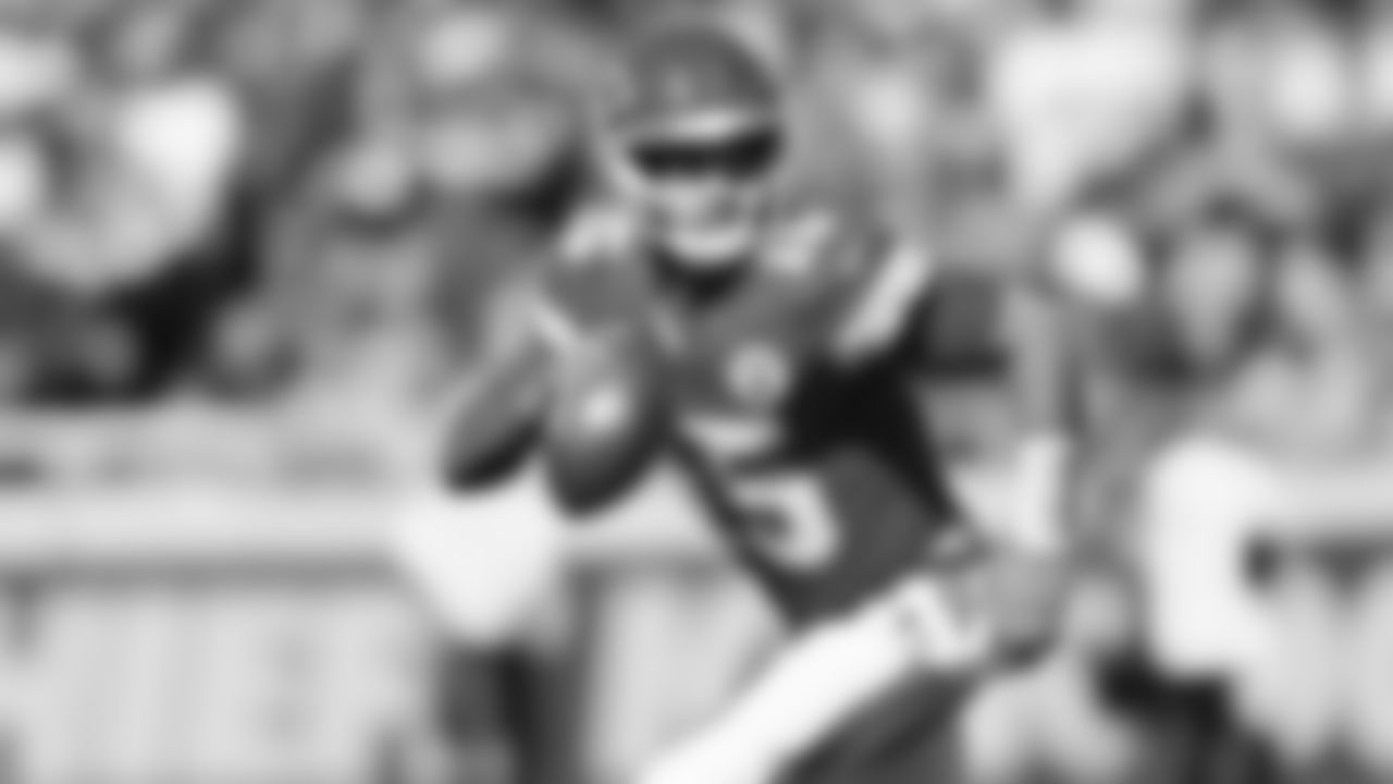 Kansas City Chiefs quarterback Patrick Mahomes (15) scrambles during a week 7 NFL Football game against the Las Vegas Raiders on Sunday, October 19, 2025 in Kansas City, MO.