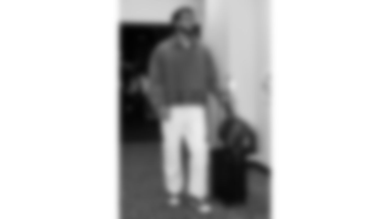 Kansas City Chiefs defensive back Jaden Hicks (21) arrives prior to a week 13 NFL football game against the Dallas Cowboys on Thursday, November 27, 2025 in Arlington, TX.