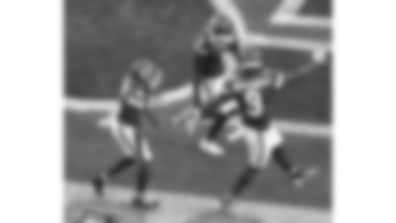 Kansas City Chiefs wide receiver Xavier Worthy (1), wide receiver JuJu Smith-Schuster (9) and wide receiver Hollywood Brown (5) dance in the end zone during the week 4 NFL football game against the Baltimore Ravens, Sunday, September 28, 2025 in Kansas City, MO.