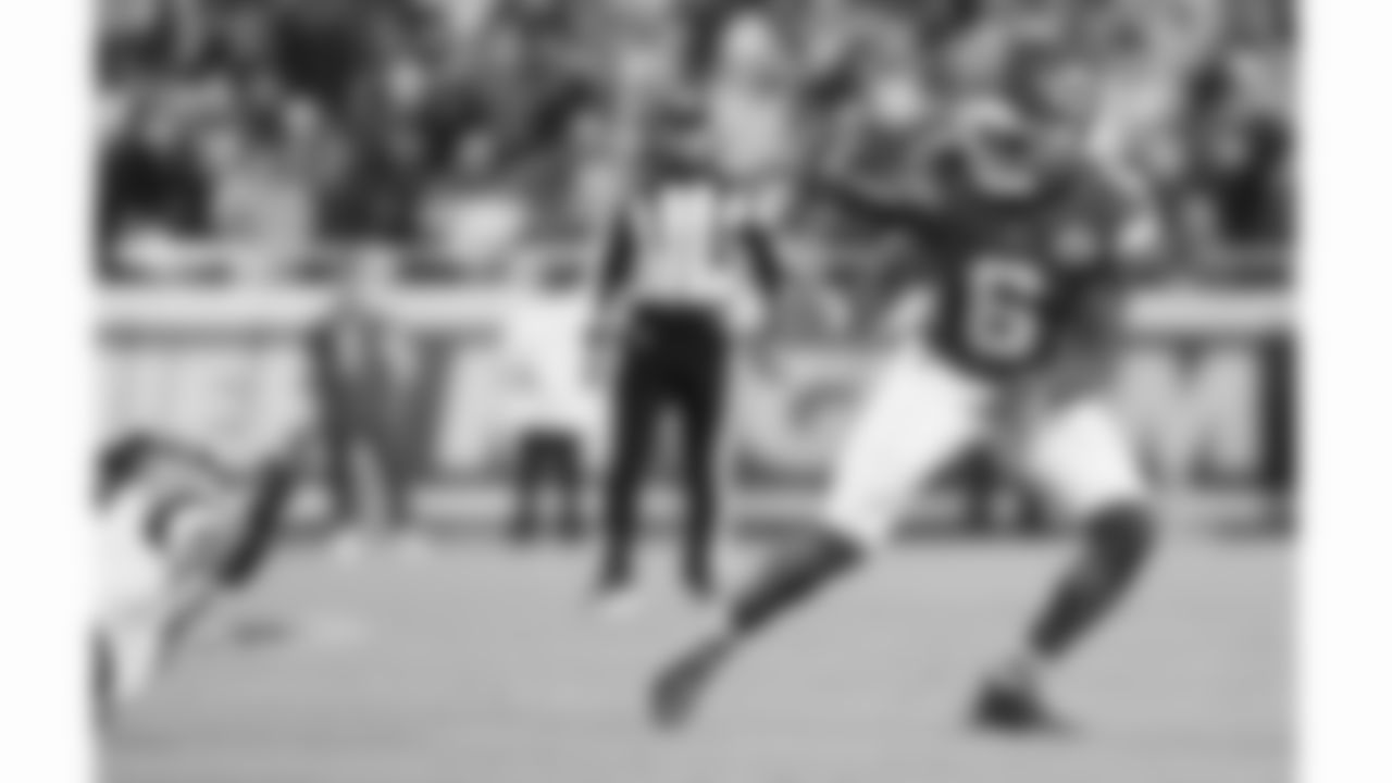 Kansas City Chiefs safety Bryan Cook (6) attempts to grab a loose ball during a week 8 NFL Football game against the Washington Commanders on Monday, October 27, 2025 in Kansas City, MO.