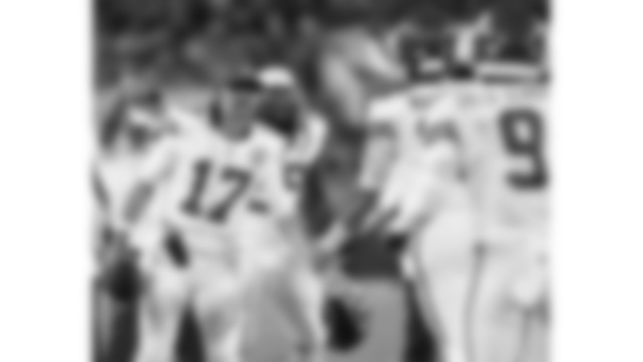 Kansas City Chiefs quarterback Gardner Minshew (17) and running back Kareem Hunt (29) high five quarterback Patrick Mahomes (15) on the sideline during the week 5 NFL football game against the Jacksonville Jaguars, Monday, October 6, 2025 in Jacksonville, FL.