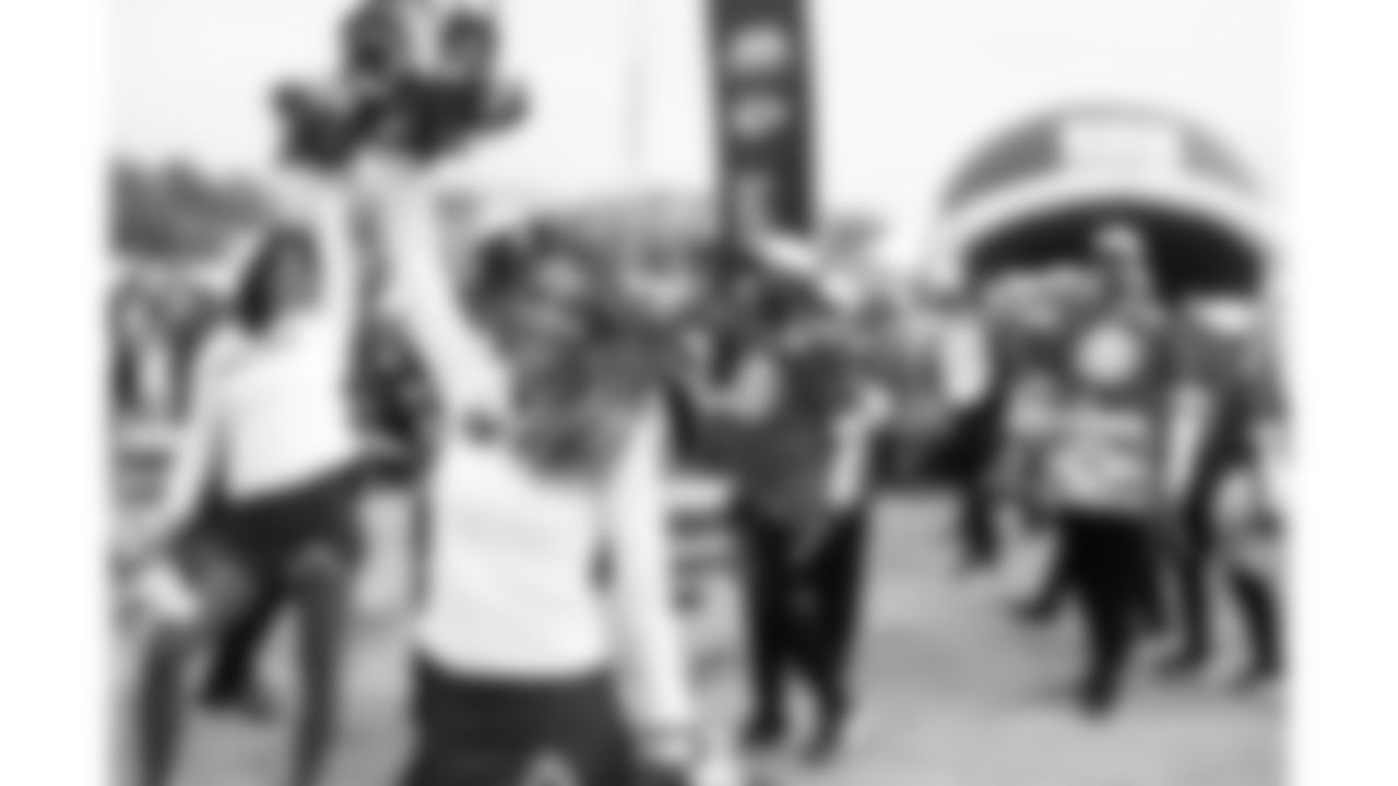 The Kansas City Chiefs Cheerleaders before a week 12 NFL football game against the Indianapolis Colts, Sunday, November 23, 2025 in Kansas City, MO.