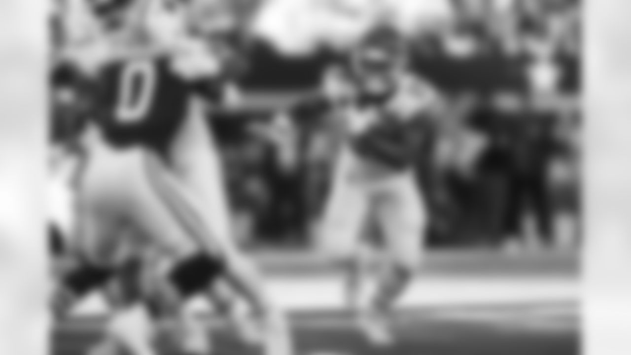 Kansas City Chiefs running back Kareem Hunt (29) runs the ball during a week 13 NFL football game against the Dallas Cowboys on Thursday, November 27, 2025 in Arlington, TX.