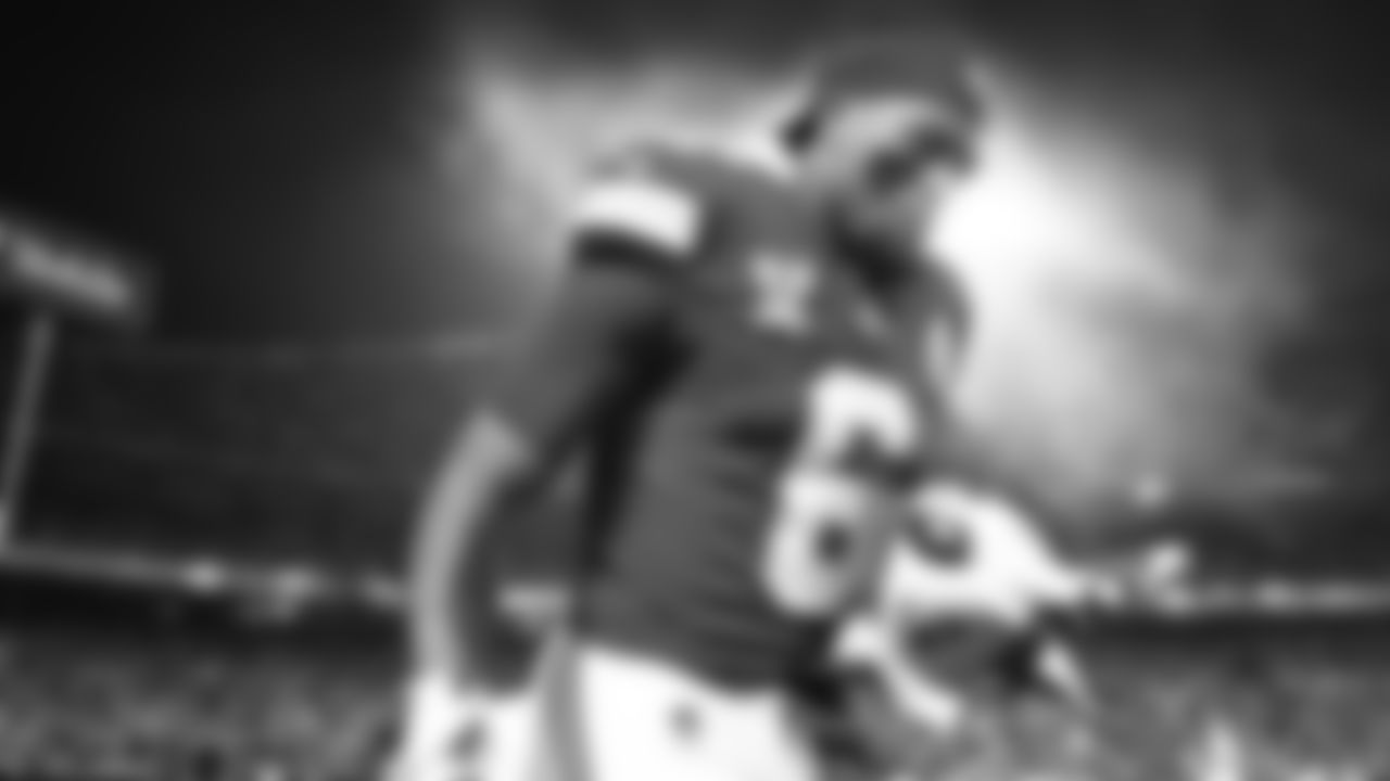 Kansas City Chiefs safety Bryan Cook (6) prepares for the game prior to an NFL week 17 matchup against the Denver Broncos, Thursday, December 25, 2025.