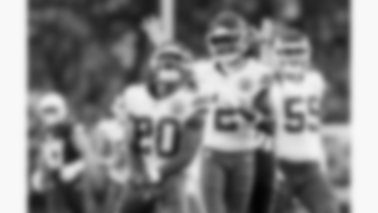Kansas City Chiefs defensive back Nohl Williams (20) celebrates with wide receiver Tyquan Thornton (2) during a preseason week 1 NFL football game against the Arizona Cardinals, Saturday, August 9, 2025 in Glendale, AZ.