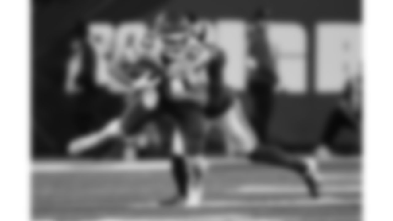 Kansas City Chiefs tight end Noah Gray (83) runs with the ball during the week 3 NFL football game against the New York Giants, Sunday, September 21, 2025 in East Rutherford, NJ.