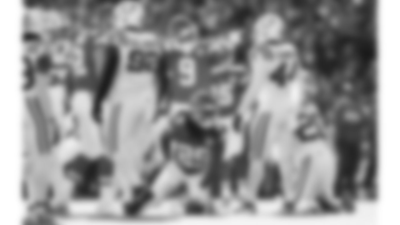 Kansas City Chiefs running back Kareem Hunt (29) crawls after running the ball for a first down during a week 12 NFL football game against the Indianapolis Colts, Sunday, November 23, 2025 in Kansas City, MO.