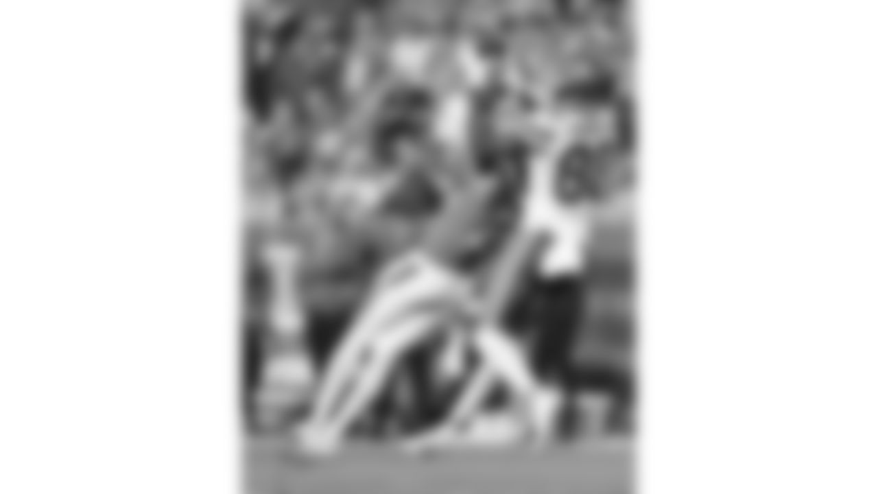 Kansas City Chiefs wide receiver Tyquan Thornton (80) makes a catch during a week 11 NFL Football game against the Denver Broncos on Sunday, November 16, 2025 in Denver, Colorado.