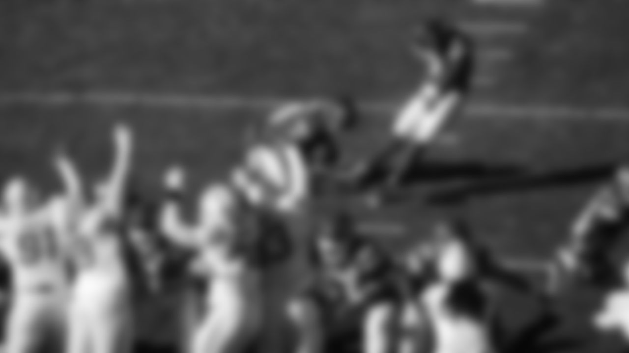 Kansas City Chiefs kicker Harrison Butker (7) kicks a field goal during an NFL week 15 matchup against the Los Angeles Chargers, Sunday December 14, 2025.