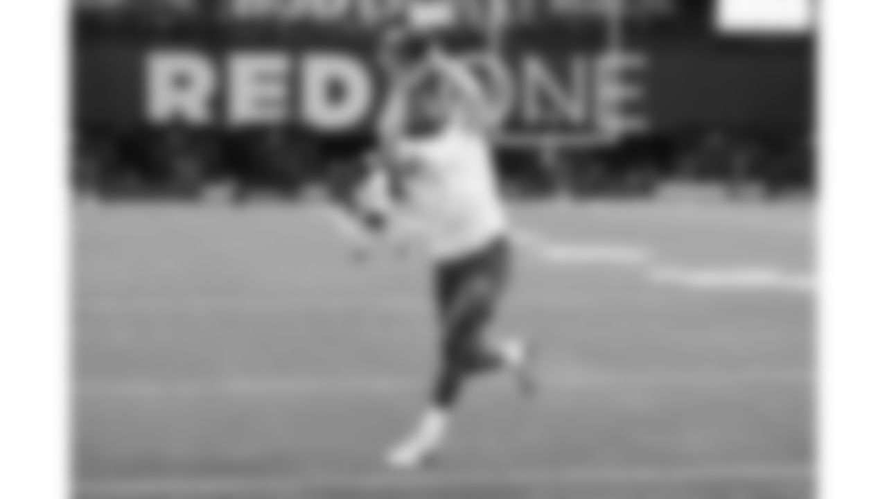 Kansas City Chiefs running back Isiah Pacheco (10) catches the ball during warm ups prior to a preseason week 1 NFL football game against the Arizona Cardinals, Saturday, August 9, 2025 in Glendale, AZ.