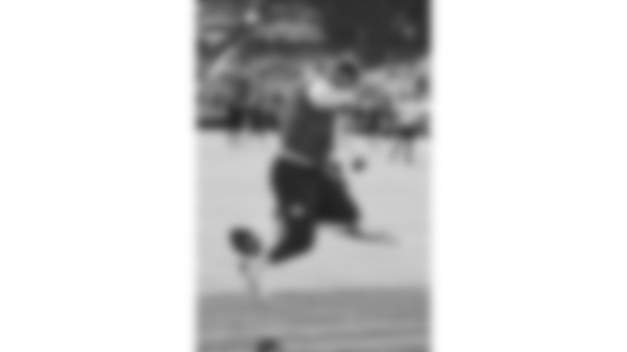 Kansas City Chiefs quarterback Patrick Mahomes (15) warms up prior to a week 11 NFL Football game against the Denver Broncos on Sunday, November 16, 2025 in Denver, Colorado.