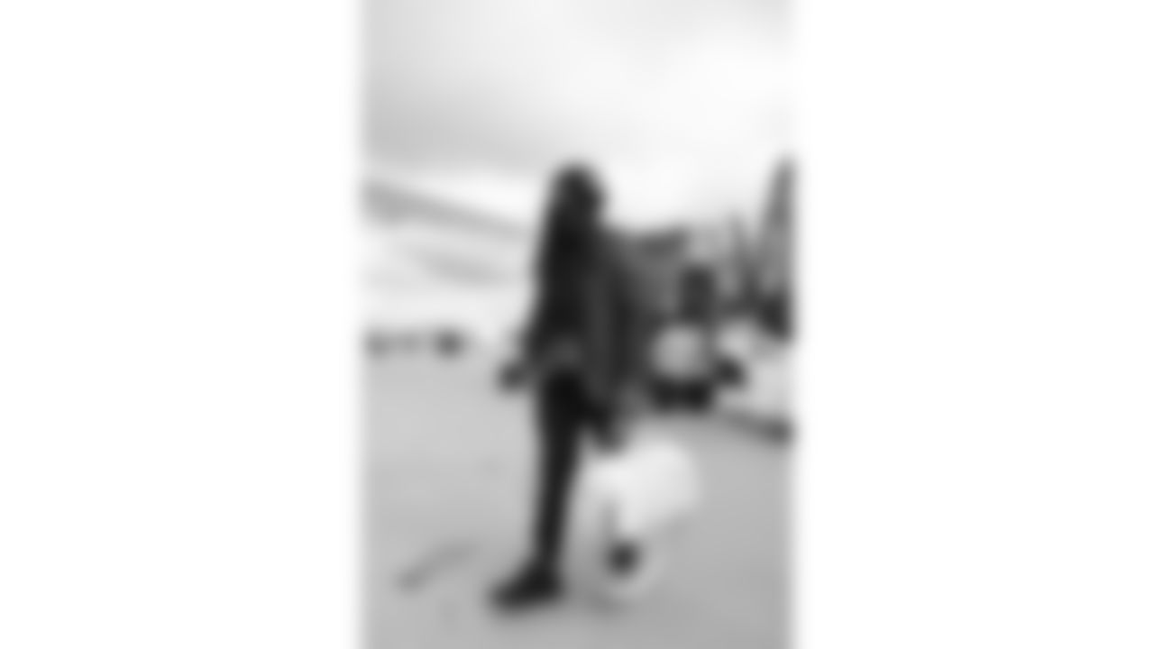 Kansas City Chiefs running back Kareem Hunt (29) travels for a week 9 matchup with the Buffalo Bills, Saturday November 1, 2025.