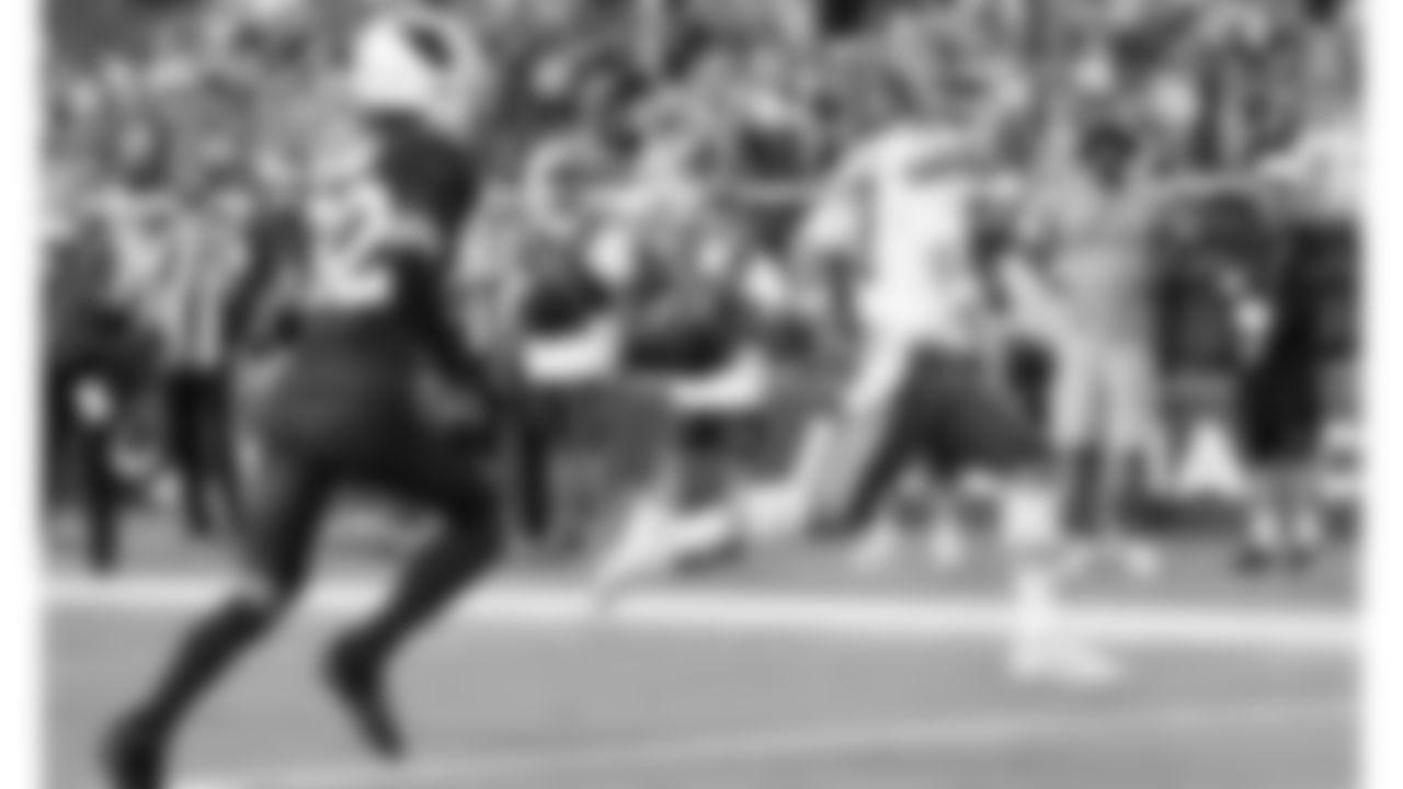 Kansas City Chiefs quarterback Gardner Minshew (17) runs the ball into the end zone during a preseason week 1 NFL football game against the Arizona Cardinals, Saturday, August 9, 2025 in Glendale, AZ.