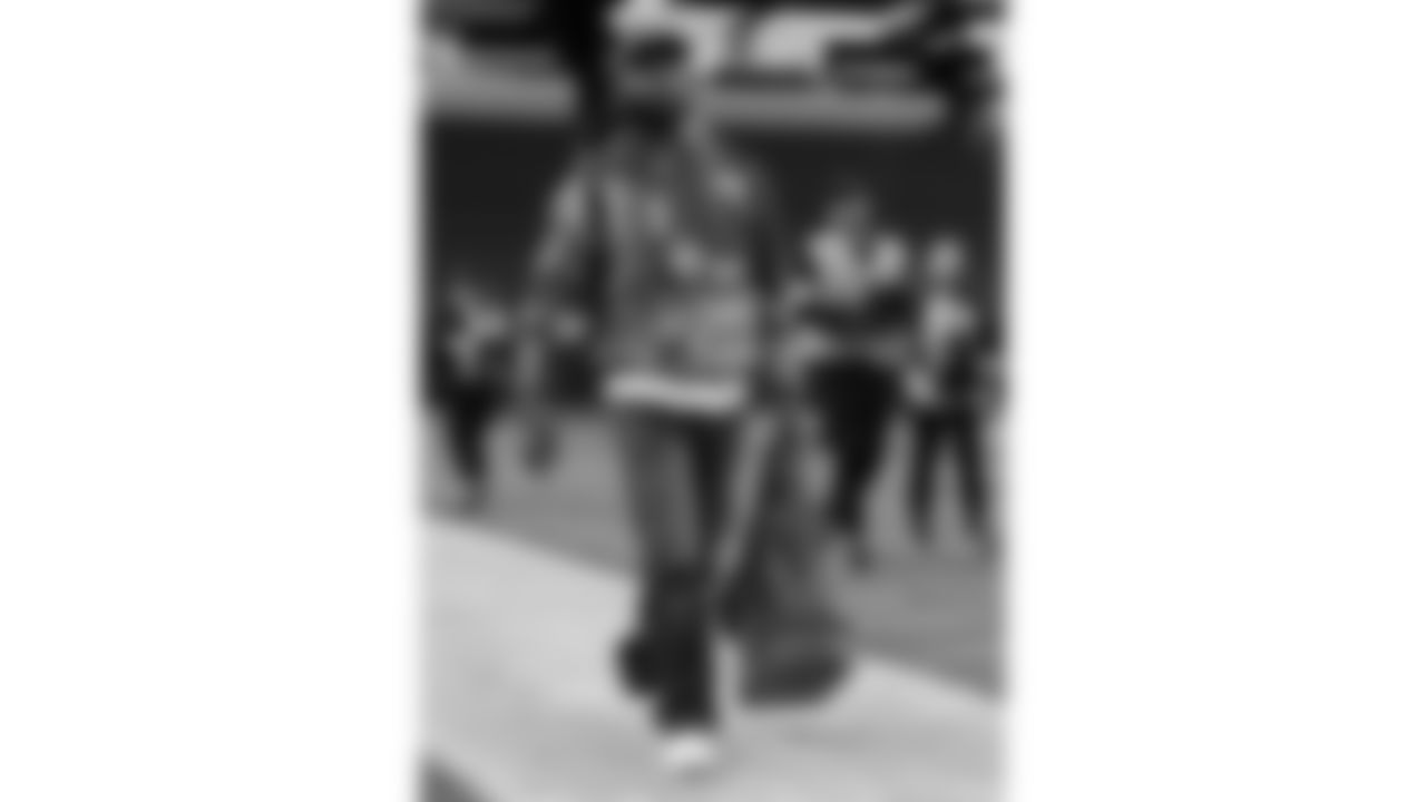 Kansas City Chiefs safety Mike Edwards (34) arrives at Allegiant Stadium for a week 18 NFL football game against the Las Vegas Raiders, Sunday, January 4, 2026 in Las Vegas, NV.