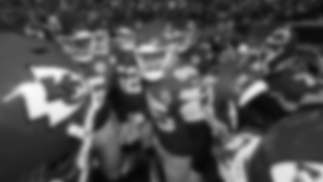 Kansas City Chiefs defensive tackle Chris Jones (95) addresses the linemen in a huddle prior to the week 6 NFL football game against the Detroit Lions, Sunday, October 12, 2025 in Kansas City, MO.