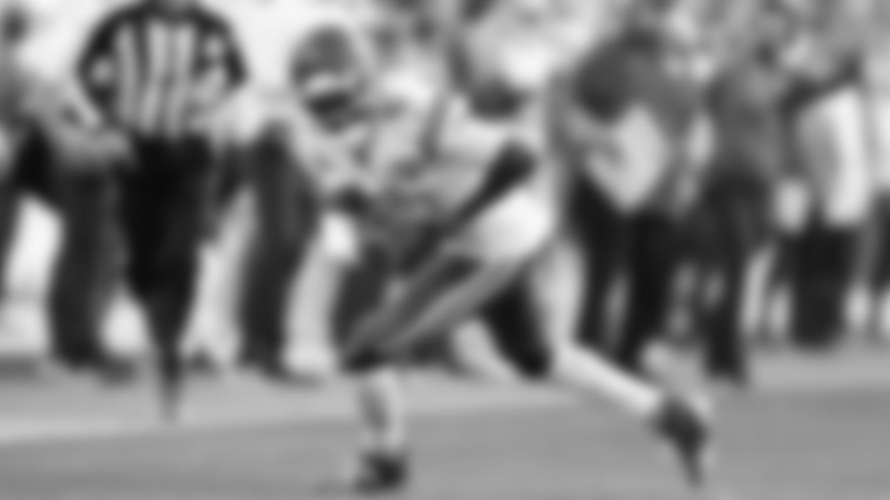 Kansas City Chiefs wide receiver Hollywood Brown (5) runs with the ball during a week 11 NFL Football game against the Denver Broncos on Sunday, November 16, 2025 in Denver, Colorado.