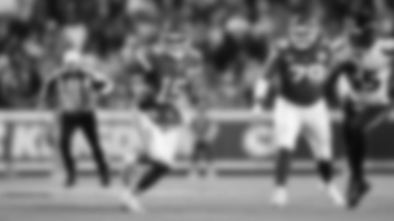 Kansas City Chiefs quarterback Patrick Mahomes (15) scrambles during an NFL week 14 matchup against the Houston Texans, Sunday December 7, 2025.