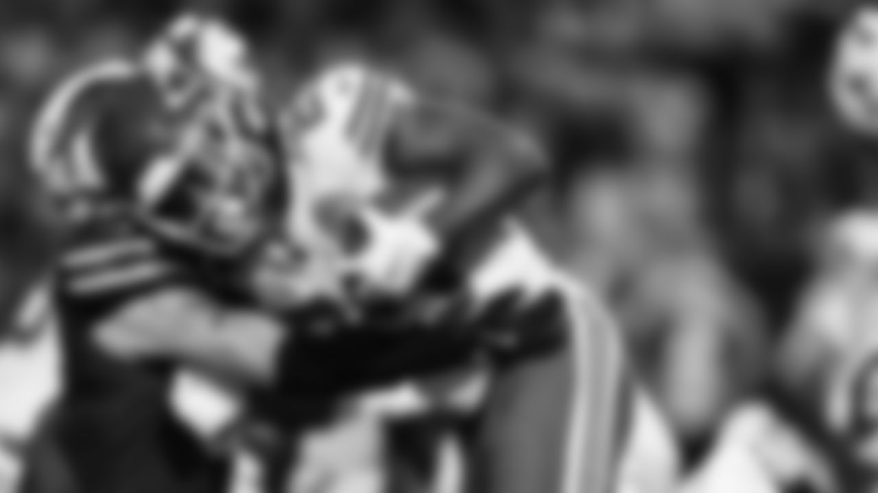 1Kansas City Chiefs running back Kareem Hunt (29) runs the ball during a week 9 NFL football game against the Buffalo Bills, Sunday, November 2, 2025 in Buffalo, NY