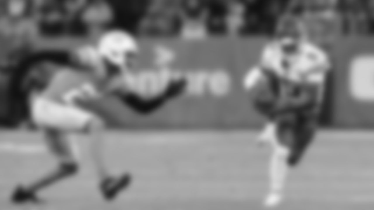 Kansas City Chiefs wide receiver Hollywood Brown (5) runs with the ball during a week 1 NFL football game against the Los Angeles Chargers at Arena Corinthians in São Paulo, Brazil on September 5, 2025.
