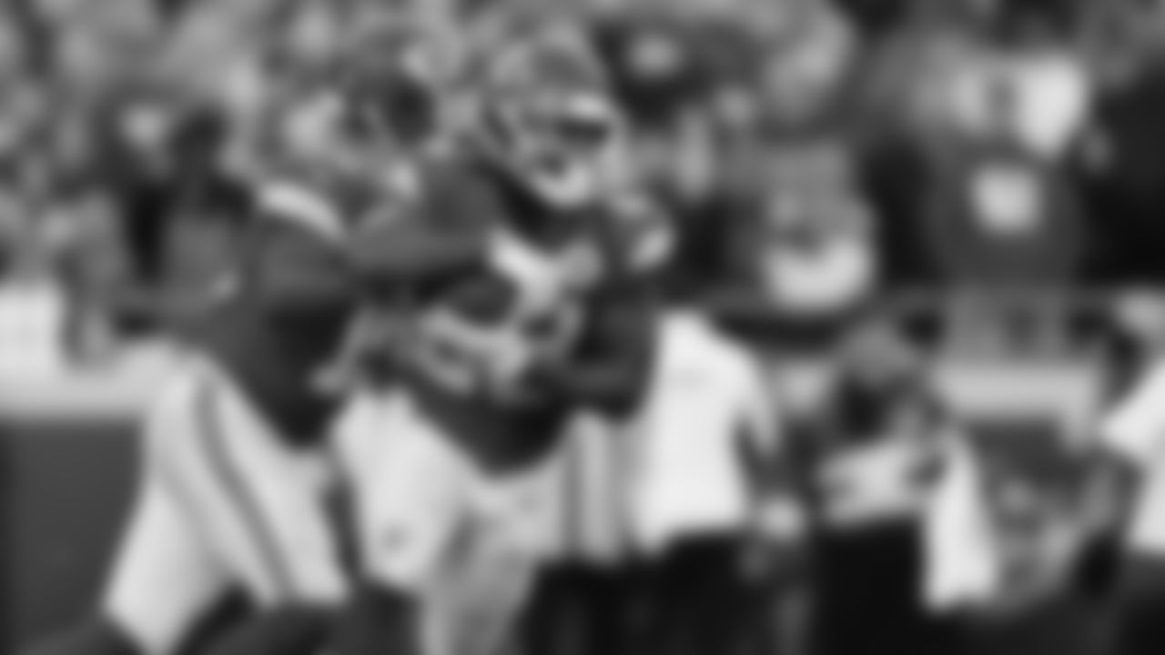 Kansas City Chiefs running back Kareem Hunt (29) runs the ball during a week 12 NFL Football game against the Indianapolis Colts on Sunday, November 23, 2025 in Kansas City, MO